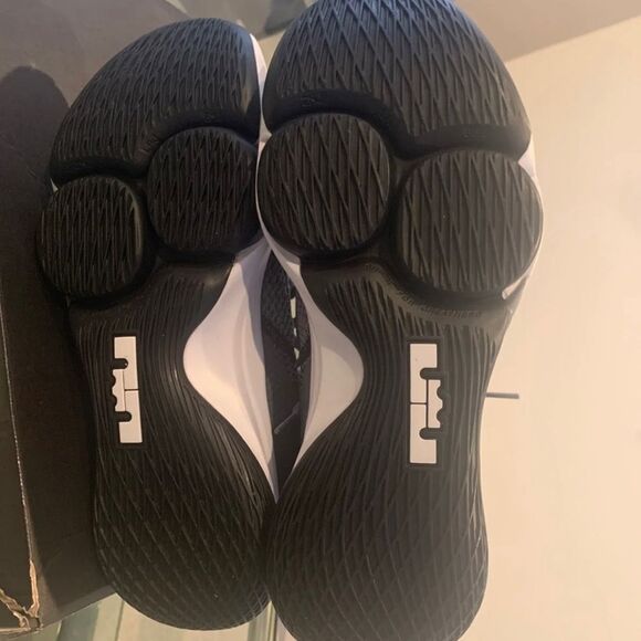 LeBron Witness 4 (Team) CV4004-001) 8.5 M WMS Sz 10 main image 7